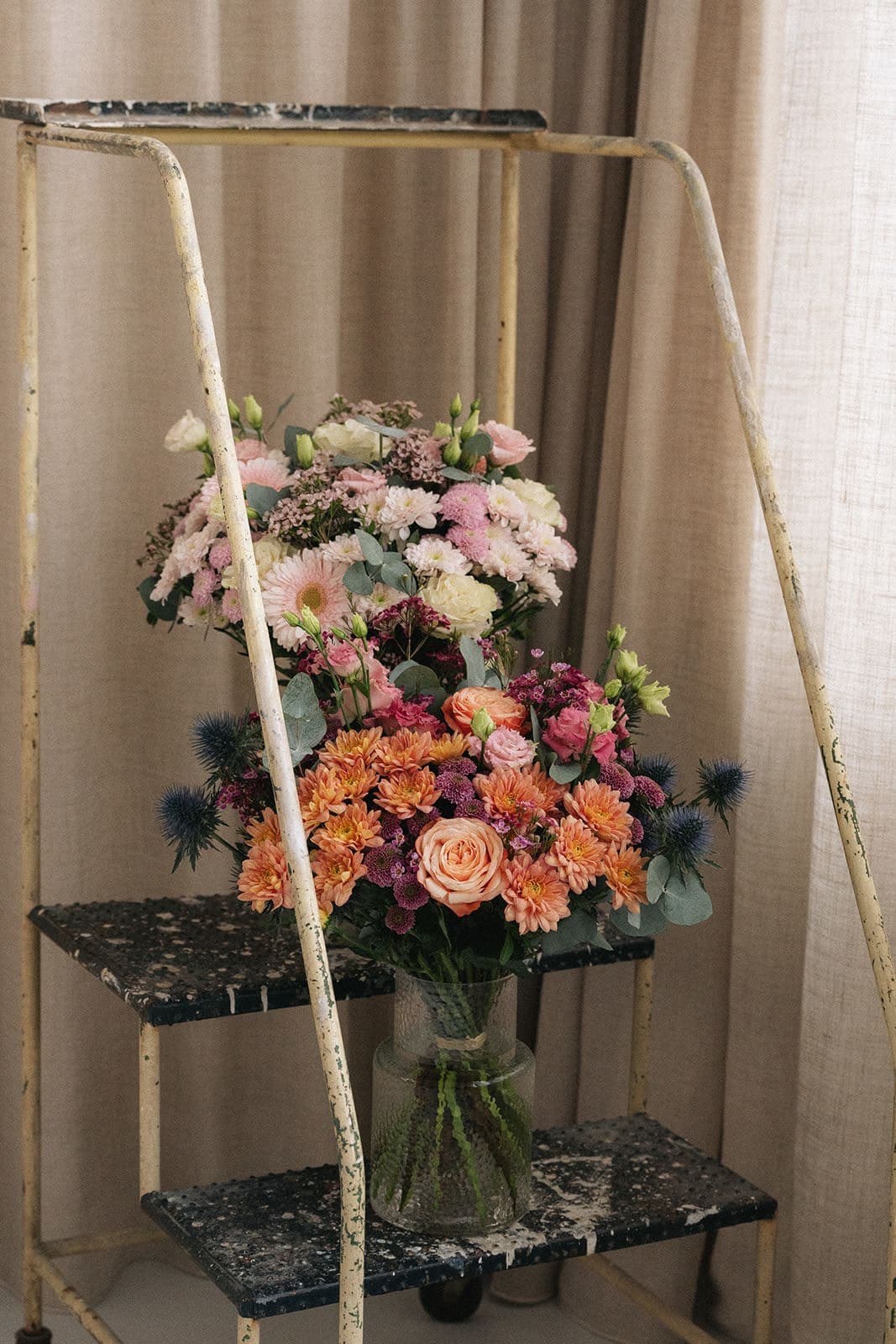Bouquets disposés sur une étagère en métal